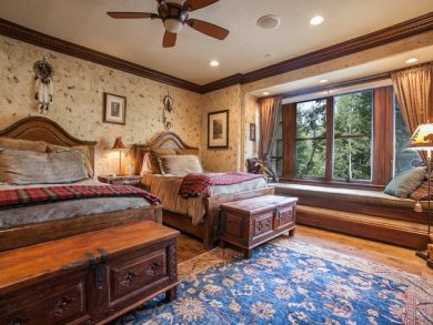 Luxury Alpine Style Huge Vacation Retreat Ski in Ski Out